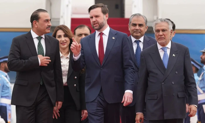 بالفيديو.. لحظة وصول الوفد الأمريكي إلى إسلام آباد لإجراء محادثات مع الوفد الإيراني