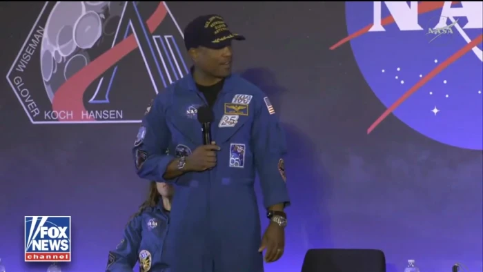 "الامتنان لله أول ما شعرت به" ..بالفيديو: أول تعليق لرائد ناسا "فيكتور غلوفر "بعد  رحلته حول القمر