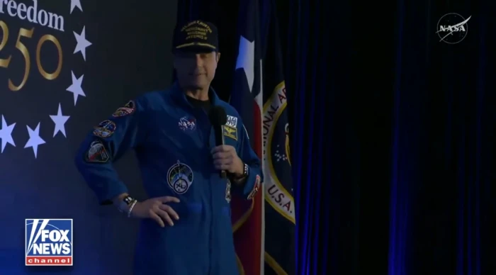 بالفيديو: رائد الفضاء الأمريكي   "ريد وايزمان  " ينهار بالبكاء أثناء  حديثه عن رحلته للقمر