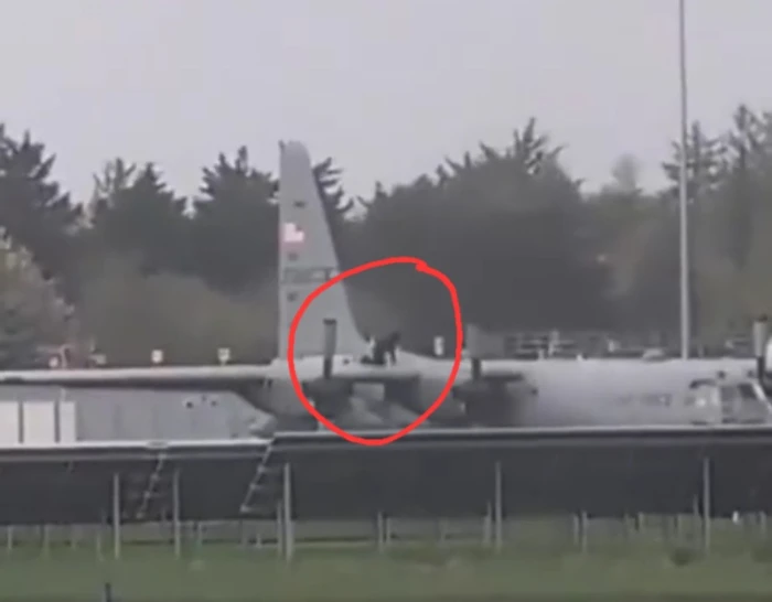 فيديو يوثق لحظة قيام رجل بإتلاف طائرات عسكرية أمريكية