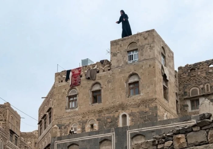 البنت حامل وأمها مطلقة ..  تفاصيل جديدة حول حادثة انتحار فتاة يمنية من أعلى منزل والدها بمحافظة حجة