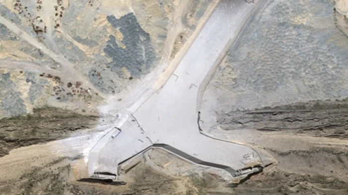 صور فضائية تكشف استهداف قاعدة إيرانية سرية تحت الأرض