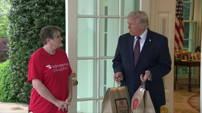 بالفيديو..الرئيس ترامب يعطي عاملة توصيل وجبة ماكدونالدز 100 دولار بقشيش