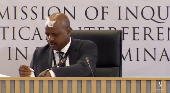 "المناديل التصقت بجبهته".. فيديو طريف لمسؤول في جنوب أفريقيا أثناء محاكمته!