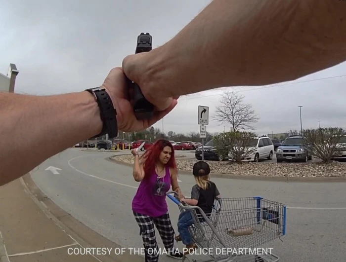 الشرطة الأمريكية تطلق النار على سيدة اختطفت طفلًا وهددت بقتله بسكين داخل متجر في نبراسكا