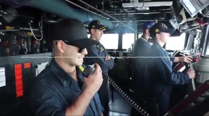 "ارجع مكانك واستعد للتفتيش"..  القيادة المركزية الأمريكية تنشر فيديو لحظة تحذير السفن من اختراق حصار الموانئ الإيرانية