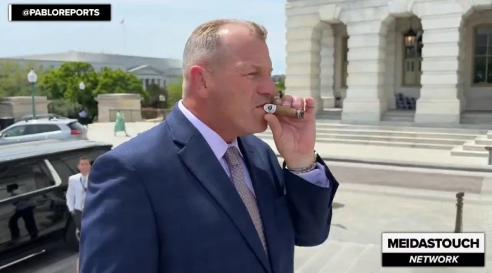 بالفيديو.. سياسي أمريكي من الحزب الجمهوري  يهاجم البابا : اذهب وقُد قطيعك وكنيستك وابتعد عن السياسة