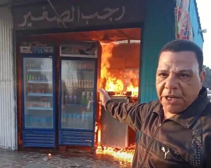 تعرضت لظلم كبير.. بالفيديو: مصري يسكب البنزين ويشعل النيران في كشك للمواد الغذائية يمتلكه عبر بث مباشر