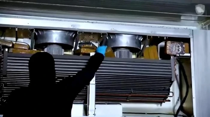 «عُثر عليها مخبأة داخل تكييف حاوية».. بالفيديو.. لحظة إحباط محاولة تهريب أكثر من 29 كيلو جرام من مادة الكوكايين في ميناء جدة الإسلامي