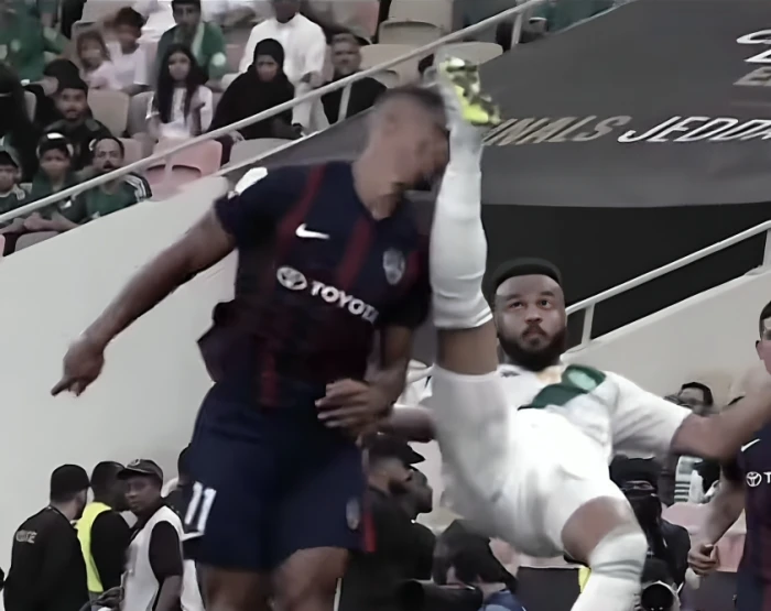 بالفيديو.. لحظة إصابة لاعب جوهور الماليزي وخروجه على نقالة أثناء مواجهة الأهلي