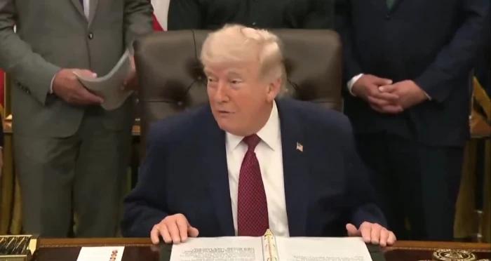 «هل لي ببعضٍ من فضلك؟!» .. بالفيديو: ترامب يثير ضحك الحضور أثناء حديثه عن أدوية الاكتئاب