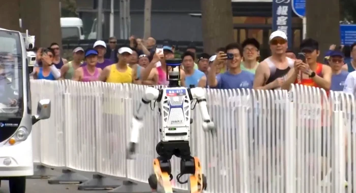 لأول مرة.. بالفيديو: روبوتات صينية تفوز على متسابقين بشريين في ماراثون جري ببكين