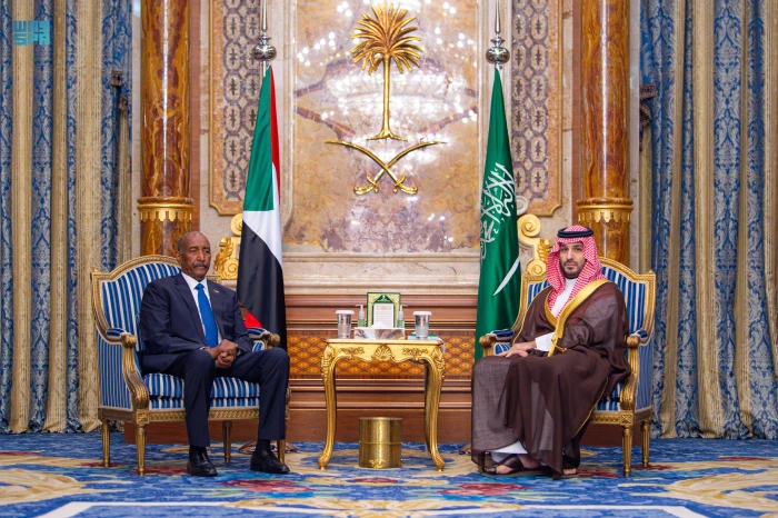 بالصور : ولي العهد يلتقي رئيس مجلس السيادة الانتقالي السوداني