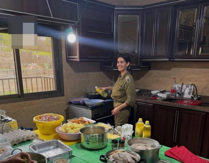 صورة لمجندة إسرائيلية تعد الطعام من داخل منزل في جنوب لبنان بعد هروب عناصر "حزب الله " وترك منازلهم
