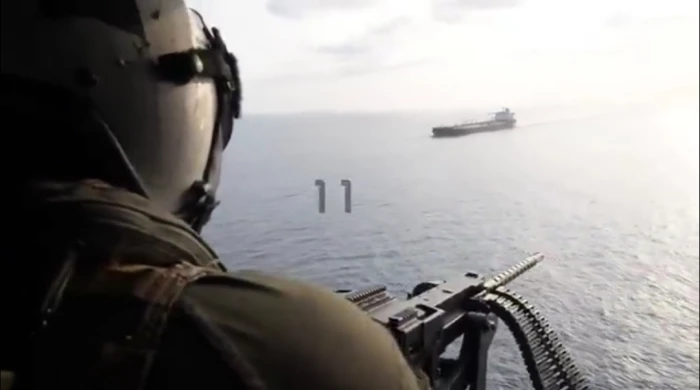 فيديو لمروحية عسكرية أمريكية تحذر سفينة إيرانية حاولت عبور مضيق هرمز بالعودة إلى موانئ إيران