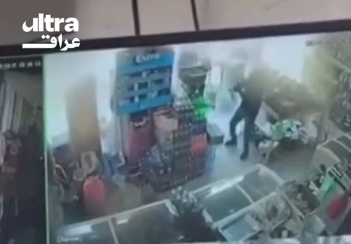 بالفيديو: لحظة محاولة اغتيال الناشط العراقي "ضرغام ماجد" بإطلاق النار عليه داخل بقالة في بابل