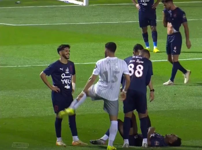 بالفيديو.. لاعب أبها مشعل المطيري يخدع الحكم بادعاء التعرض للاعتداء من لاعب الطائي حسن الحبيب ويتسبب في طرده