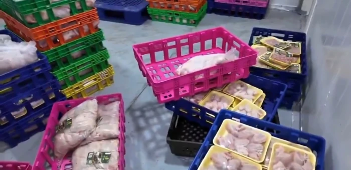 بالفيديو.. مداهمة مخزن دواجن يديره مستثمر أجنبي في الرياض.. ومفاجأة بشأن ما عُثر عليه