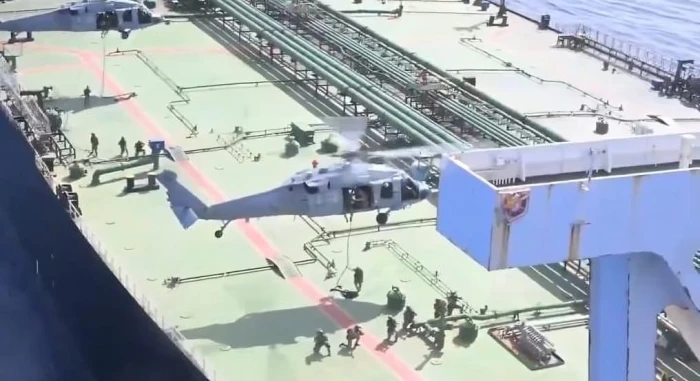 بالفيديو.. لحظة محاصرة الجيش الأمريكي لسفينة نفط إيرانية والسيطرة عليها في المحيط الهادئ