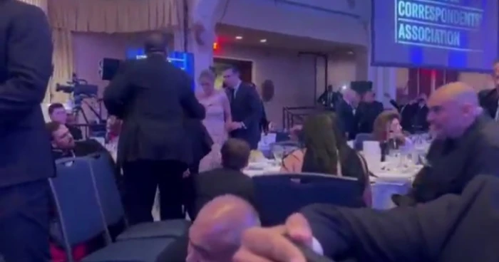 فيديو جديد لعدد من كبار المسؤولين وأعضاء إدارة ترامب وهم في حالة ارتباك ويقومون بالاختباء والانبطاح أسفل الطاولات أثناء تدخل جهاز الخدمة السرية وإخلاء القاعة