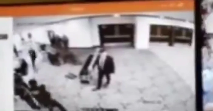 بالفيديو: ترامب ينشر لقطات أمنية تُظهر لحظة إطلاق النار في عشاء مراسلي البيت الأبيض.. والسيطرة على المشتبه به داخل القاعة