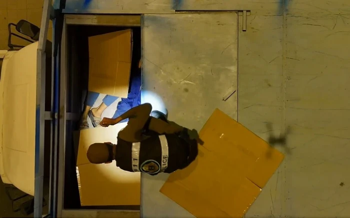 بالفيديو: قوات أمن الحج تشتبه في سيارة نقل بضائع وتكتشف وجود مخابئ سرية فيها.. وعند فحصها كانت المفاجأة !