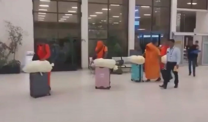 فيديو لحظة العثور على حشيش الماريجوانا داخل حقائب الرهبان السريلانكيين في تايلاند