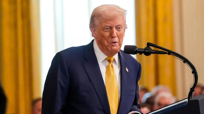 ترامب: إيران أبلغتنا للتو بأنها في حالة انهيار وهم يطلبون منا فتح مضيق هرمز في أقرب وقت