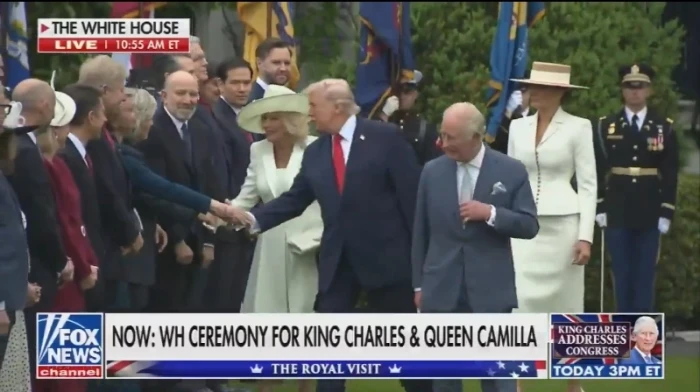 لحظة محرجة .. بالفيديو: ترامب يتجاوز البروتوكول أمام زوجة الملك تشارلز ويصافح الحضور  أثناء اللقاء