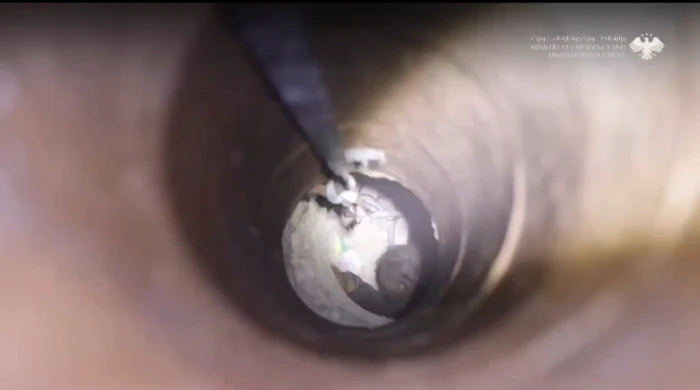 بالفيديو.. لحظة إنقاذ طفل سقط داخل بئر بعمق 18 مترًا في حلب بسوريا