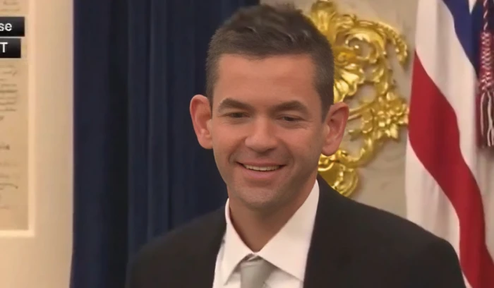 بالفيديو: ترامب يُحرج مسؤولًا من «ناسا» بتعليق ساخر من أذنيه الكبيرتين