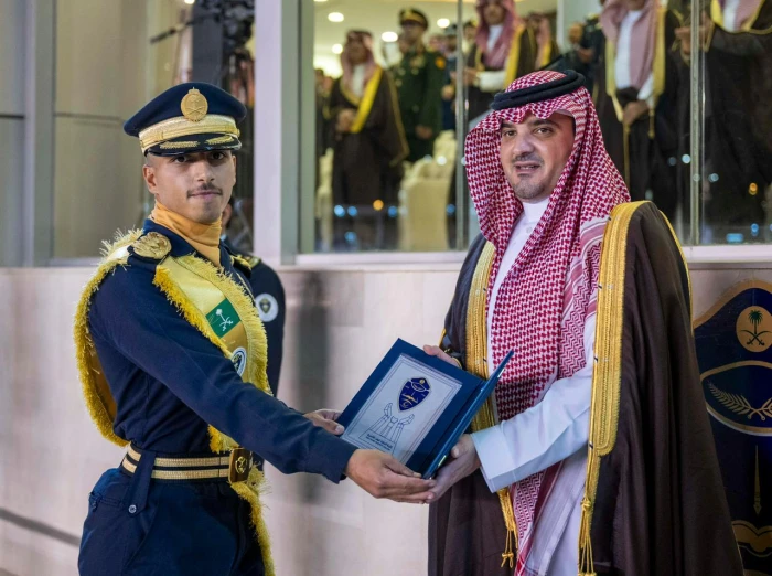 بالصور.. وزير الداخلية  الأمير عبدالعزيز بن سعود يرعى حفل تخريج (1662) طالبًا من كلية الملك فهد الأمنية