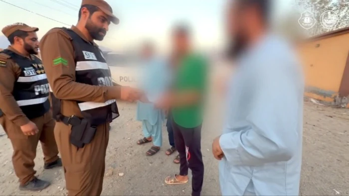 بالفيديو: لحظة ضبط 5 مقيمين أثناء محاولتهم دخول مكة براً.. والكشف عن جنسياتهم