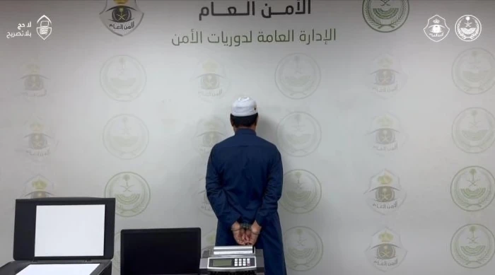 بالفيديو.. لحظة القبض على مقيم لارتكابه عمليات نصب واحتيال بنشر إعلانات خدمات حج وهمية