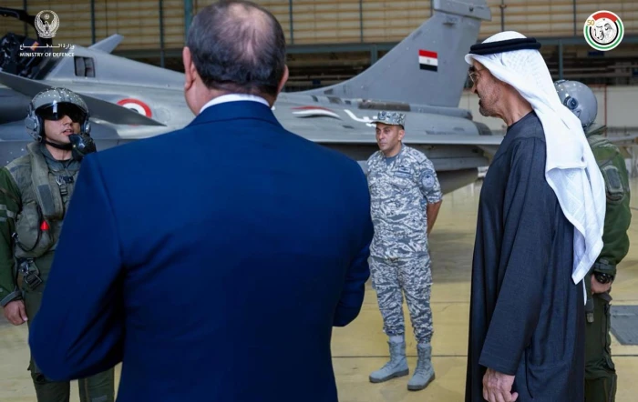بالفيديو: محمد بن زايد والسيسي يتفقدان وحدة المقاتلات المصرية في الإمارات