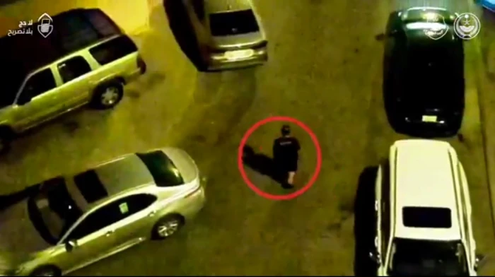 بالفيديو: لحظة مداهمة شقة سكنية في مكة يستخدمها مقيمين لتزوير الإقامات وبطاقات نسك وأساور الحج.. والكشف عن جنسيتهما