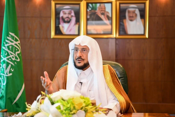 أعذر من أنذر.. وزير الشؤون الإسلامية يحذر من يثق بحزب إخواني .. ويعلق: “سيلعق الدم بيديه بدل العسل”