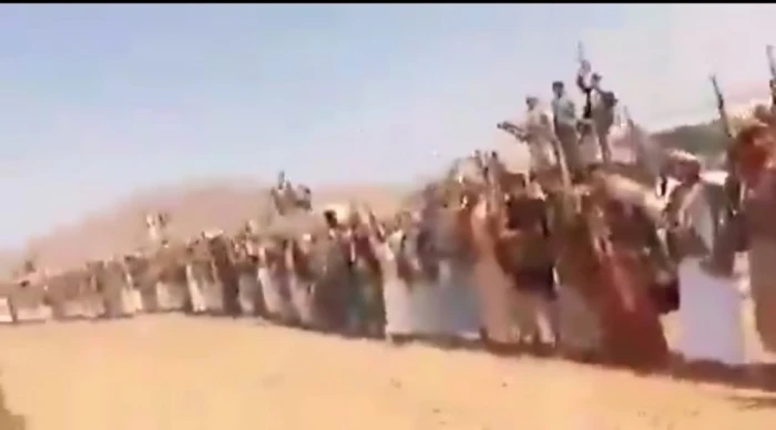 "لازم لازم انتصار والحوثي يلحق بشار".. بالفيديو: أهازيج القبائل اليمنية أثناء استعدادها لدخول صنعاء لطرد مليشيا الحوثي