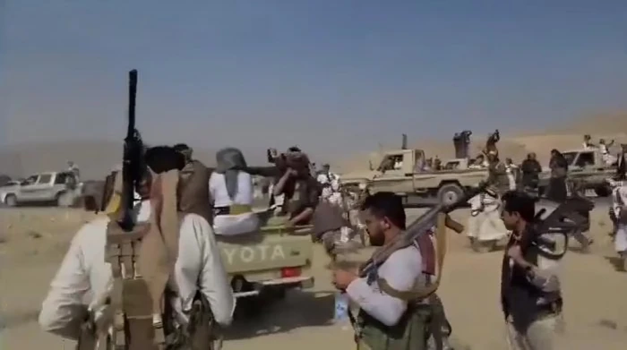 «أسلحة ثقيلة وإطلاق نار كثيف».. بالفيديو.. توافد الآلاف من القبائل اليمنية للتضامن مع قبيلة دهم