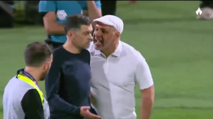 كاد يتطور لاشتباك بالأيدي.. بالفيديو: مشادة بين نور الدين زكري وكونسيساو بعد نهاية مباراة الشباب والاتحاد
