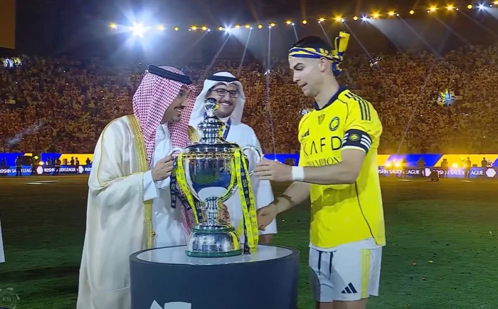 ‏بالفيديو: لحظة  رفع كريستيانو كأس  بطولة الدوري  واحتفاله  باللقب مع لاعبي النصر