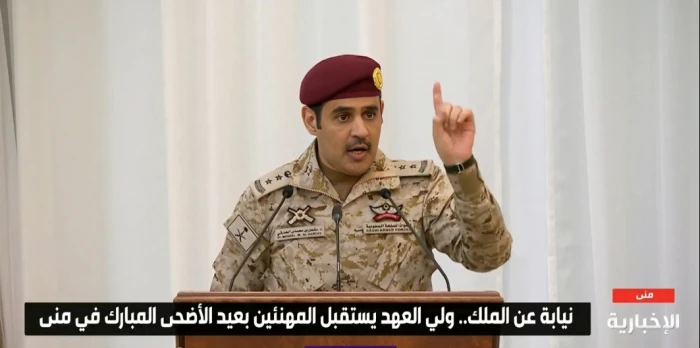 "والجار لا كبرت القالات يلقاني أنسف حموله على كتفي وأقول بها"..  بالفيديو: الشاعر "مشعل الحارثي" يلقي قصيدة حماسية أمام ولي العهد