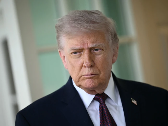 البيت الأبيض يكشف الحالة الصحية لترامب.. وسبب الكدمات وتورم الكاحل