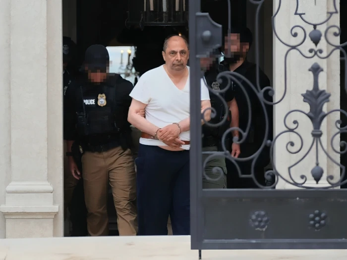 أمريكا .. مداهمة قصر والقبض على مالكه بتهمة تزويد الجيش الإيراني بتقنيات عسكرية أمريكية - صور
