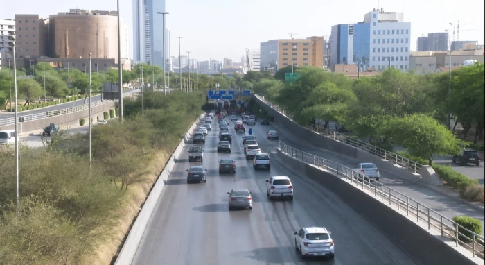 بالفيديو.. انسيابية حركة المرور على طريق الملك فهد في الرياض بعد تطبيق مبادرة ساعات العمل المرنة