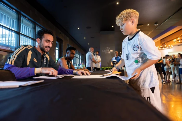 بالفيديو.. لاعبو المنتخب السعودي يوقعون للجماهير في أوستن ويلتقطون الصور التذكارية مع الأطفال