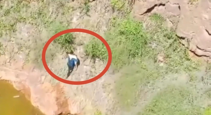 بدون حبال.. تداول فيديو قديم للشاب اليمني "القعقاع" أثناء إنقاذه عنزًا من قاع الفوهة البركانية التي سقط فيها  وتوفي بداخلها