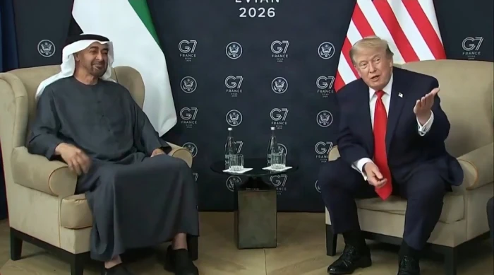 بالفيديو.. ترامب يمازح مراسلًا إماراتيًا أمام محمد بن زايد.. والرئيس الإماراتي للمراسل: "كن حذرًا الآن"