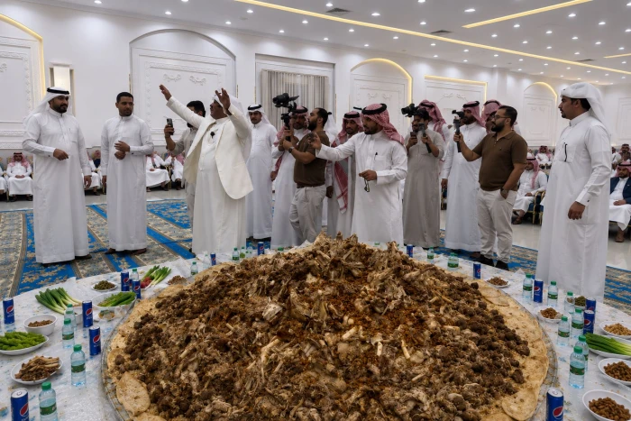 فيديو لمواطن يتعرض لانتقادات واسعة بعد تصويره وليمة طعام ضخمة لعدد من المدعوين  في الرياض
