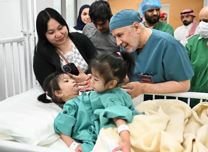 بمشاركة 22 طبيبًا.. بالفيديو: الربيعة يكشف تفاصيل عملية فصل التوأم الفلبيني أوليفيا وجيانا